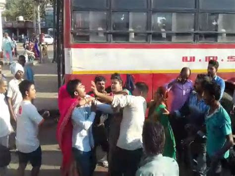 Fighting Between Passengers And Driver At Bus Stand धूप में बस खड़ी