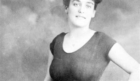 This Woman’s One Piece Bathing Suit Got Her Arrested In 1907 Annette Kellerman Dared To Show Her