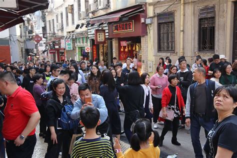 大三巴街實施人潮管制 手信街寸步難行 澳門力報官網