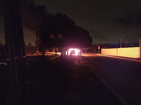 Urgente Carro Pega Fogo Ap S Bater Em Poste Na Avenida Perimetral Em