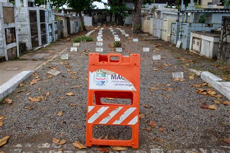 Sem Vagas Cemit Rios De Macei Enterram Dos Mortos Em Cova Rasa