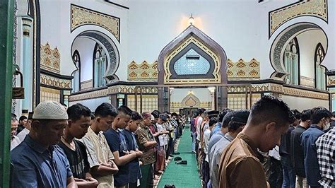 Salat Tarawih Pertama Di Masjid Raya Medan Ramai Jemaah Penuhi Shaf