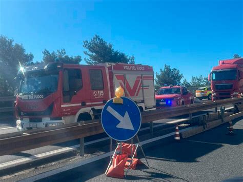 Incidente Sulla A Scontro Auto Tir Tra Taggia E Imperia Ferito Un