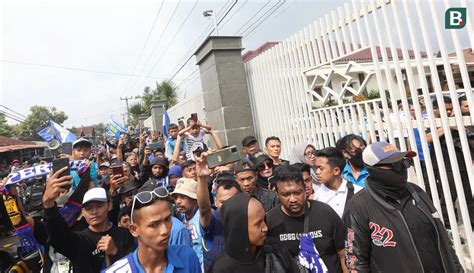 Foto Perjuangan Pemain Persib Bandung Menembus Adangan Ribuan Bobotoh