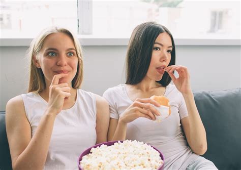 Premium Photo Women Eating Popcorn And Watching Tv