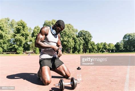 Athlete Kneel Photos And Premium High Res Pictures Getty Images