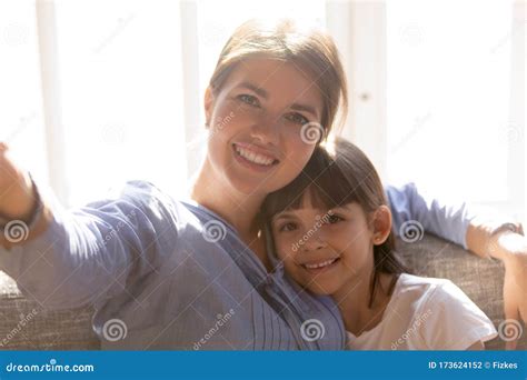 Glimlachen Moeder En Dochter Maken Selfie Samen Stock Foto Image Of