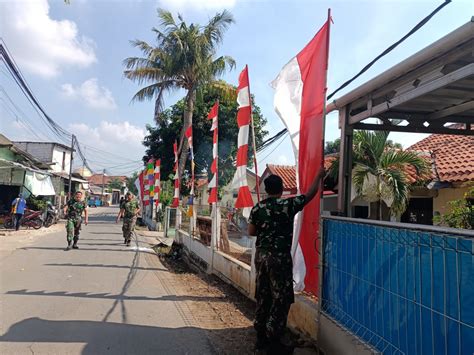 Meriahkan HUT RI Ke 77 Anggota Kodim 0505 JT Pasang Umbul Umbul Dan