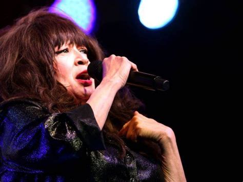 Murió Ronnie Spector cantante de la legendaria banda The Ronettes