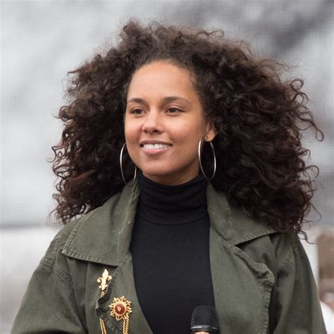 The Secret to Alicia Keys' No-Makeup Makeup at the 2019 Grammys | Glamour