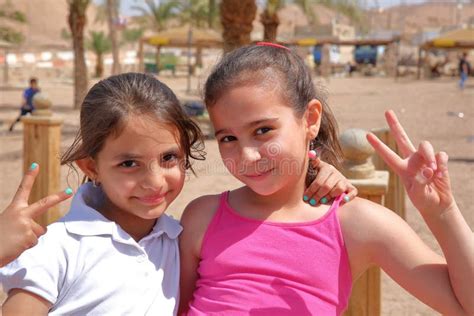 Aqaba Jordanie Mars Portrait De Deux Petites Filles