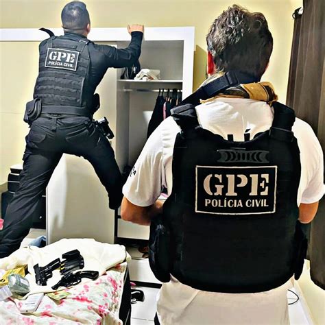 Denúncia anônima leva Polícia a prender homem armas e drogas em