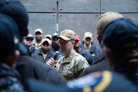 Amphibious Force 7th Fleet Commander Challenges Crews to Set Standard ...