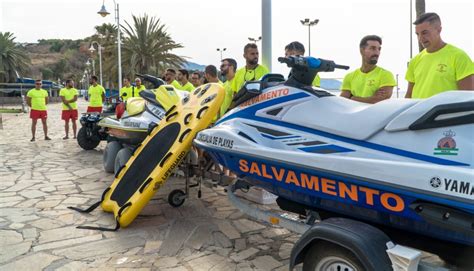 El servicio de vigilancia y socorrismo de playas en Nerja se amplía