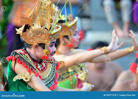 Der Kecak Feuer Tanz An Uluwatu Tempel Bali Indonesien Redaktionelles