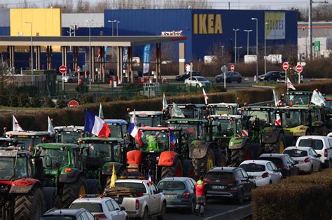 Protesting French farmers launch siege of Paris | Daily Sabah