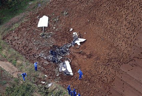 小型機が畑に墜落、1人死亡1人けが 茨城 写真特集23 毎日新聞