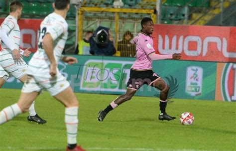 Foto Palermo Broh Fa Sorridere Un Piccolo Tifoso Rosanero