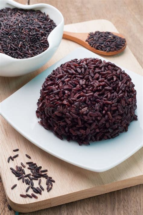 Le Riz Noir A Fait Cuire Du Plat Blanc Et Des Grains Noirs De Riz