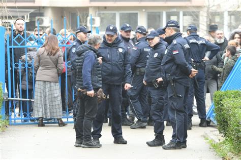 Ponovo Tenzije Ispred Centra Za Socijalni Rad U Novom Sadu Gra Ani