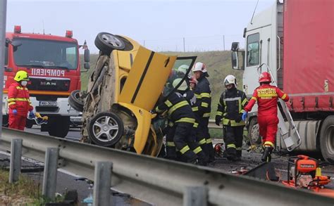 Accident tragic Un autoturism s a răsturnat după ce s a lovit de un tir