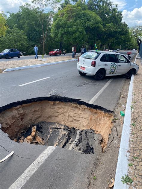 Cratera Se Abre Na Avenida Maranh O E Causa Acidente Envolvendo T Xi