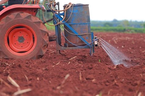 Pulverizador De Tractor Para La Agricultura Foto Premium