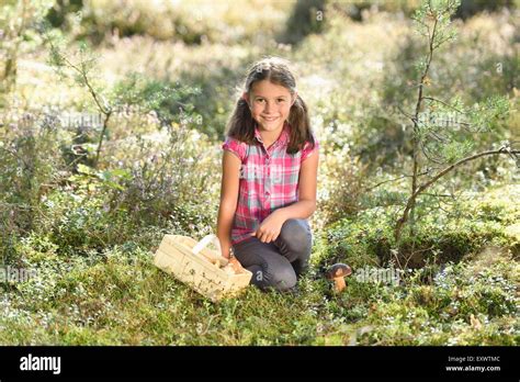 Enfant Accroupi Fille Banque De Photographies Et Dimages à Haute