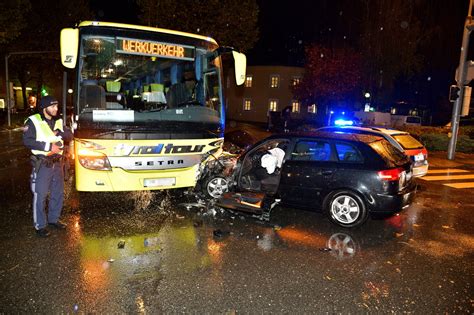 Eilmeldung Schwerer Unfall In Hall Pkw Kracht Mit Linienbus Zusammen