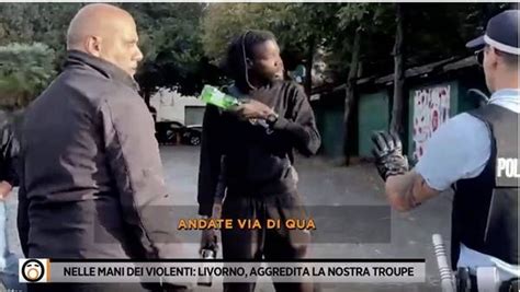 Aggressione A Livorno La Troupe Di Fuori Dal Coro Attaccata Dagli