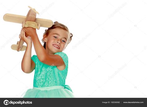 Niña con un avión en la mano fotografía de stock lotosfoto1