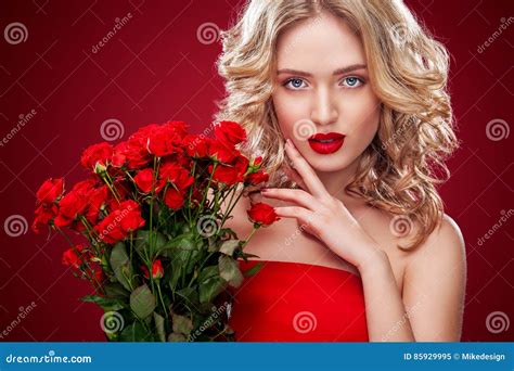 Belle Femme Blonde Tenant Le Bouquet Des Roses Rouges Saint Valentine Et Jour International Du