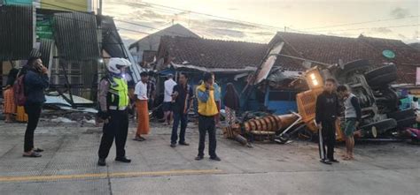 Rem Blong Truk Crane Tabrak Rumah Warga Di Bumiayu Dua Korban Tewas