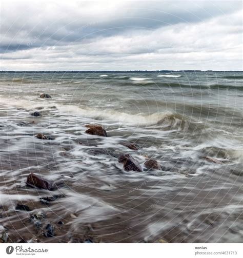 Bewegung Des Wassers Am Strand Der Ostsee Mit Bedecktem Himmel Ein