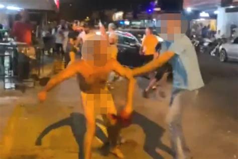 Vídeo homem nu invade bar faca na mão e tenta agredir clientes