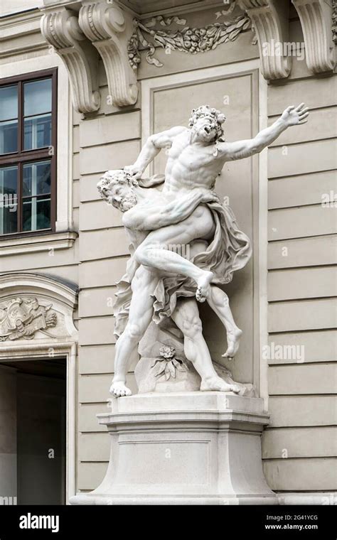 Estatua de Hércules luchando Antaeus en el Palacio Imperial de Hofburg