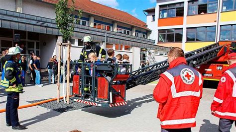 Neues Feuerwehrhaus Und Fahrzeuge In Mei Enheim Ist Eingeweiht