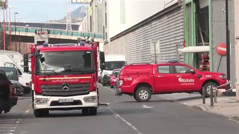 El Viento Arranca Parte De La Fachada Del Leroy Merlin En Barakaldo