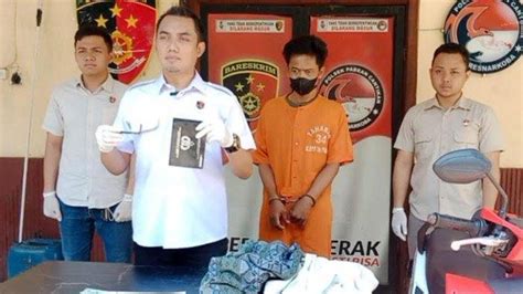 Memakai Baju Koko Dan Sarung Pencuri Ini Sikat Motor Pengunjung Warkop