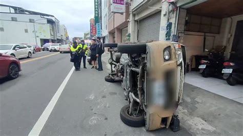 急閃迴轉車！ 小貨車酒駕自撞 側翻倒路旁社會 年代新聞