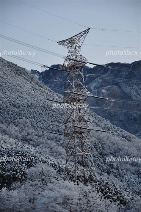 雪山に立つ鉄塔 写真素材 1209734 フォトライブラリー Photolibrary