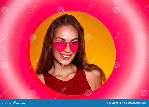 Porträt Einer Lächelnden Frau in Rosa Sonnenbrille Aufblasbaren