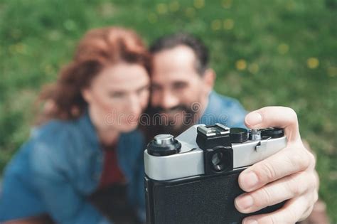 Hombre Alegre Y Mujer Que Toman Las Fotos En Prado Imagen De Archivo