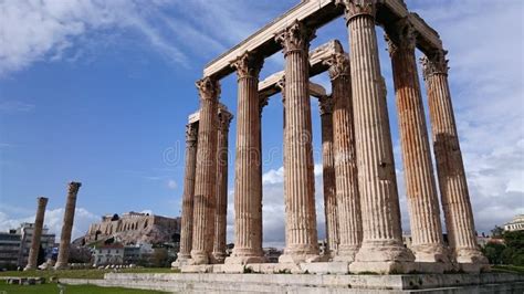 Altas Columnas Del Templo De Zeus En Atenas Imagen De Archivo Imagen