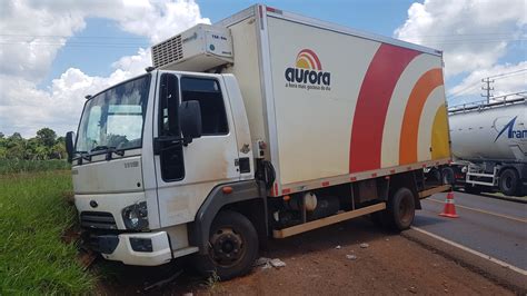 Caminh O Sai Da Pista E Bate Contra Barranco Na Rodovia Br Cgn