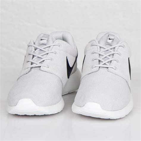 Nike Roshe Run Suede - 685280-017 - Sneakersnstuff | sneakers ...