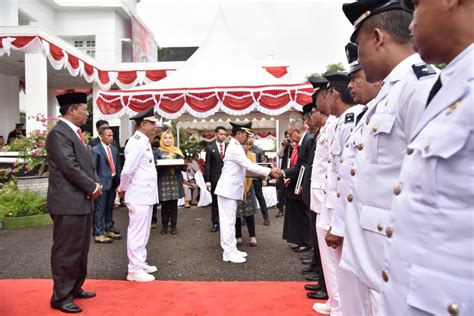 Walikota Bima Beri Piagam Penghargaan Pada Sejumlah Anggota Polres Bima