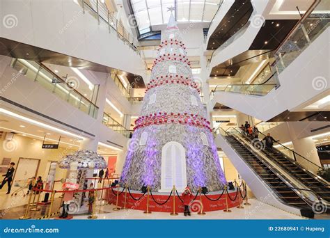 Christmas Tree In Shopping Mall Editorial Photo - Image: 22680941