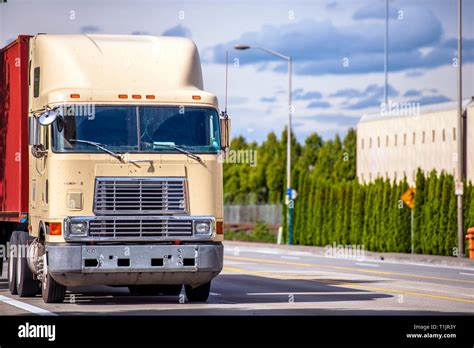 Old Fashion Bonnet Cab Over Professional Big Rig Semi Truck With Roof