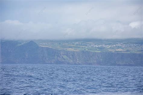 Menjelajahi Pulau Sao Jorge Di Kepulauan Azores Dengan Berjalan Melalui